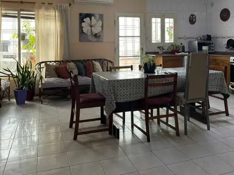 Casa 4 ambientes con 2 baños