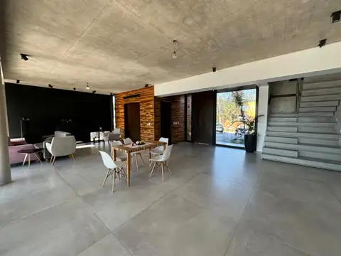 Casa en Alquiler con 4 cocheras