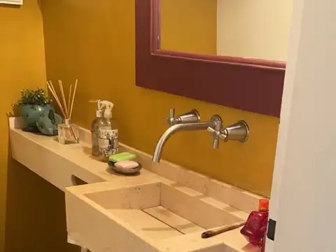 Casa 10 ambientes con 4 baños