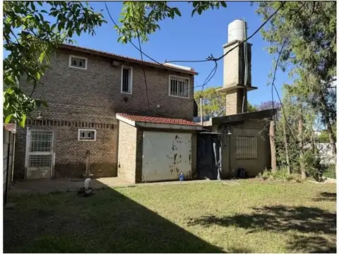 Casa 9 ambientes con 2 baños