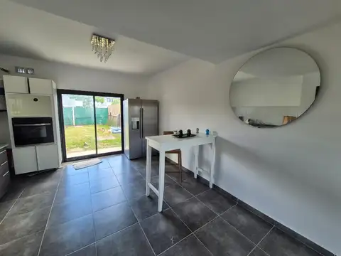Casa en Alquiler con 2 cocheras