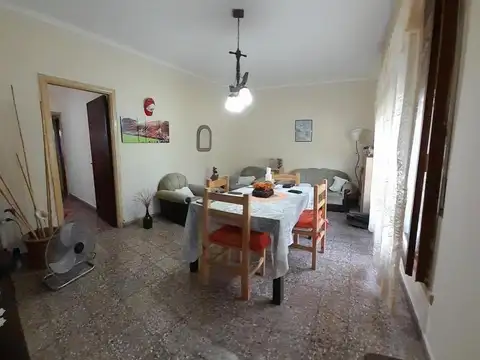 Casa en venta - 2 Dormitorios 1 Baño 1 Cochera -291 Mts2 - Villa Elisa, La Plata