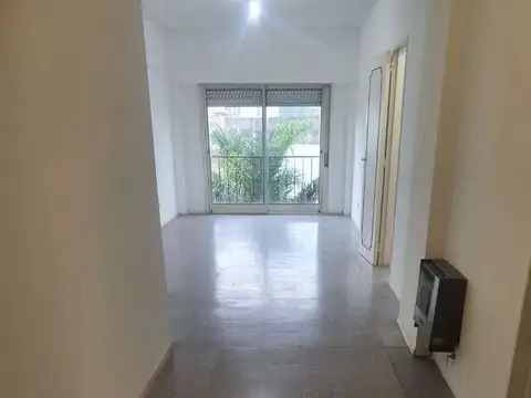 2 Ambientes con dimensiones de 3 amb. al frente,  60 Mts totales . a 2 cuadras Estacion FF Haedo Exc.ubicación.