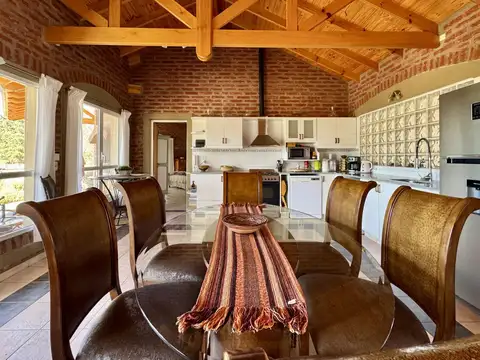 Casa 4 ambientes con 2 baños