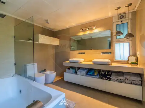 Casa en Venta con 2 cocheras