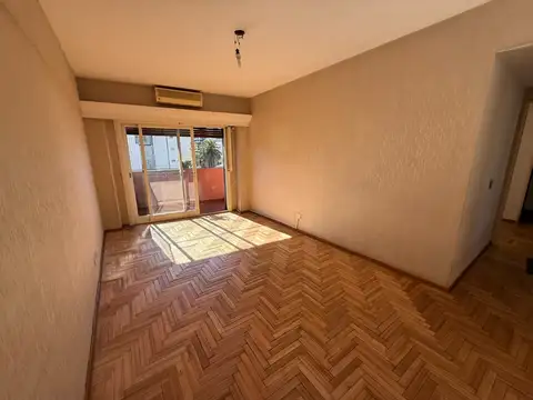 AMPLIO DEPARTAMENTO 3 AMBIENTES AL FRENTE CON BALCON