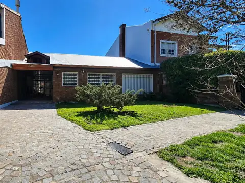 AMPLIA CASA DE 3 AMBIENTES Y ESCRITORIO EN PLANTA BAJA CON JARDIN Y PILETA EN ALQUILER. SAN ISIDRO