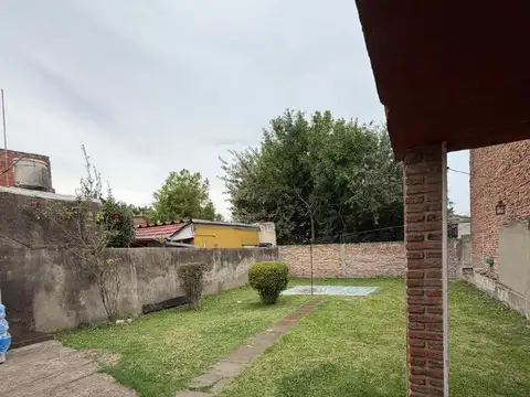 Casa con cochera y fondo libre. ACEPTA PERMUTA!