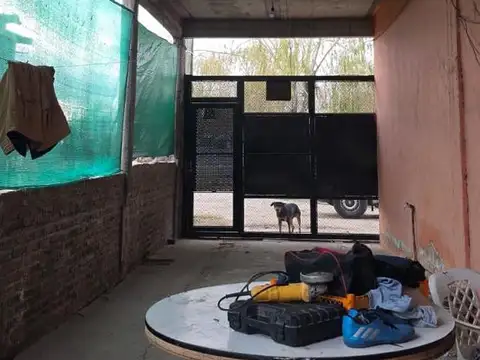 Casa 8 ambientes con 2 baños