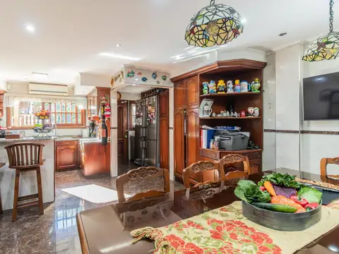 Casa en Venta con 3 cocheras