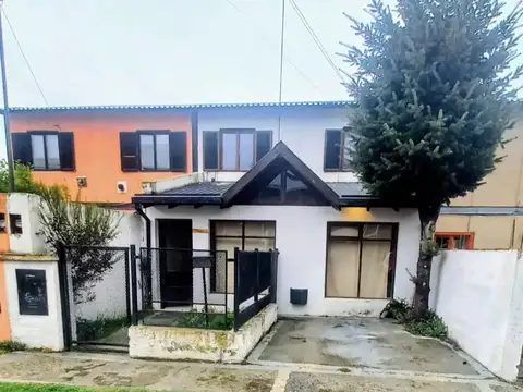 VENTA CASA CON 3 DORMITORIOS Y PARRILLA CERRADA