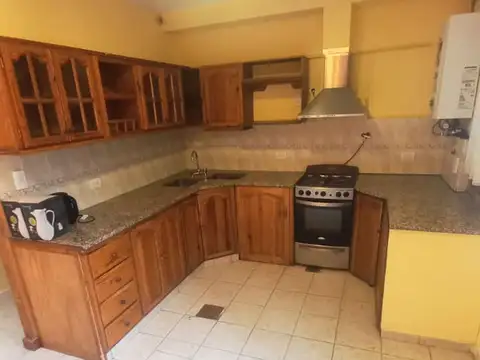 VENTA CASA CON 3 DORMITORIOS Y PARRILLA CERRADA