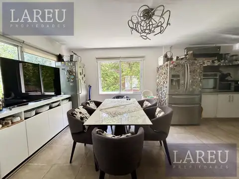 Casa en Venta con 3 cocheras