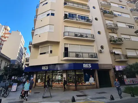 Esmeralda al 1000 esquina Marcelo T. Alvear Piso 3 Semipiso Al frente con Balcón corrido 3 ambientes 2/3 dormitorios 2 baños (completo y ex de servicio). 100 m2 Palier semiprivado. Living y Comedor independientes. Cocina grande. Comedor diario. Lavadero.