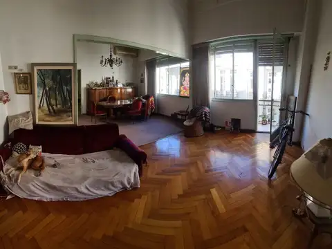 Esmeralda al 1000 esquina Marcelo T. Alvear Piso 3 Semipiso Al frente con Balcón corrido 3 ambientes 2/3 dormitorios 2 baños (completo y ex de servicio). 100 m2 Palier semiprivado. Living y Comedor independientes. Cocina grande. Comedor diario. Lavadero.