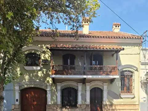 Casa 14 ambientes con 4 baños