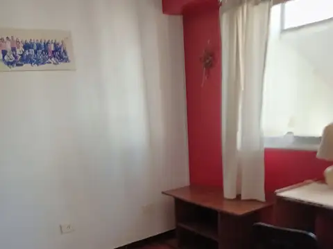 Excelente propiedad con amplio jardin y pileta