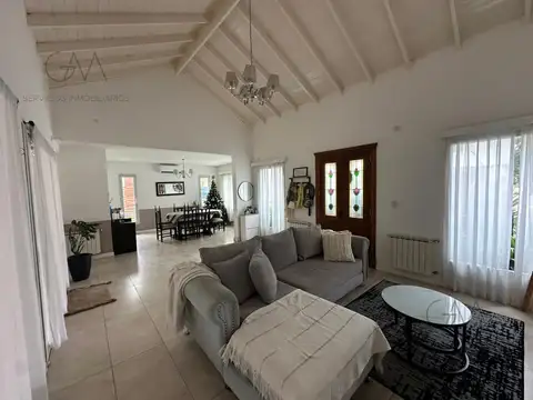 Casa 4 ambientes con 3 baños