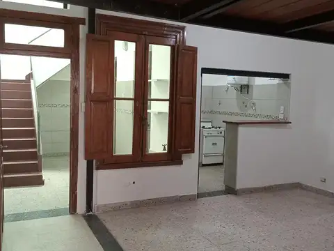 Venta de PH 2 ambientes, con patio, terraza y entrada independiente. Excelente ubicación. Bajas expensas. Gran oportunidad.