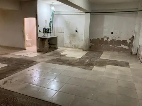 Local comercial amplio en liniers, excelente ubicacion. Se escuchan ofertas.