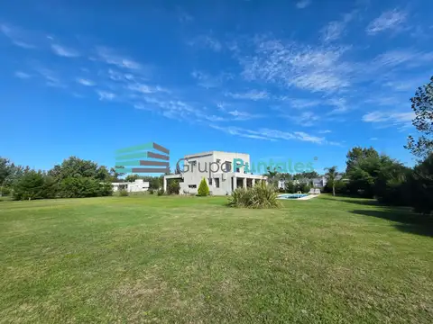 Casa en Barrio Fincas de San Vicente sobre lote de 3000 mts2