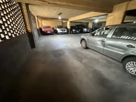 Cochera fija de 5 x 2,54 mts. - Edificio garaje - En 5to piso, acceso por ascensor
