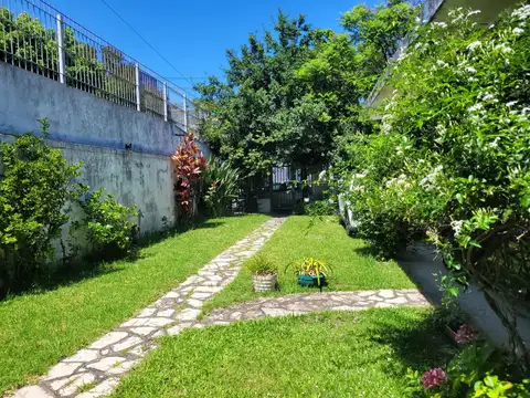 Venta - Casa Familiar con gran espacio para autos!