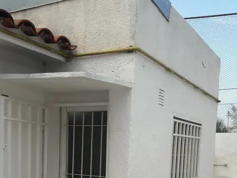 Depto de pasillo sobre Bv Wilde