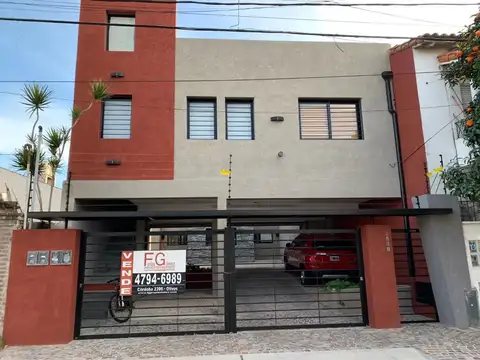 *RETASADO* EXCELENTE DUPLEX 4 AMB.  DOBLE ESPACIO GUARADACOCHE CUBIERTO Y JARDIN.