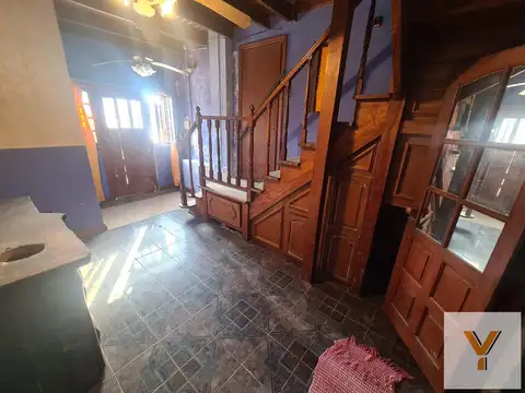Casa 7 ambientes con 2 baños