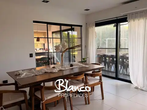 Casa 5 ambientes con 3 baños