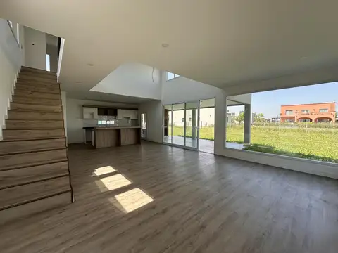 Casa 4 ambientes con 2 baños