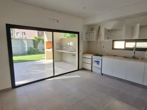 Casa a estrenar en predio privado - 8 Casas Tortuguitas