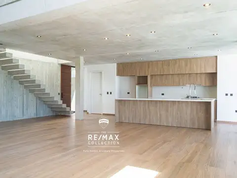 Casa en Venta con 4 cocheras