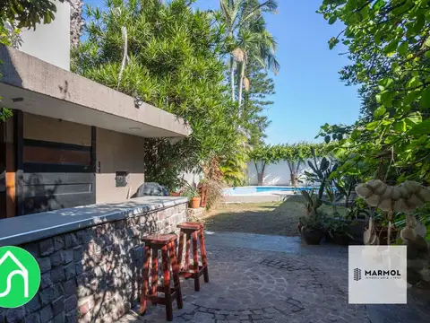 Extraordinaria Casa con Importante Lote con Fondo y Piscina