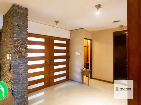 Extraordinaria Casa con Importante Lote con Fondo y Piscina