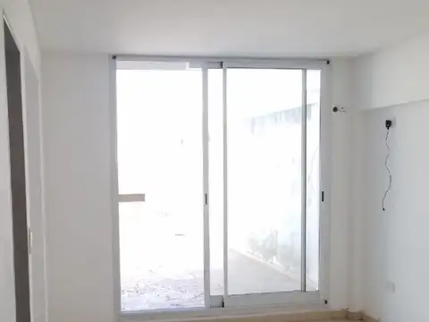 MONOAMBIENTE IMPECABLE CON GRAN PATIO.