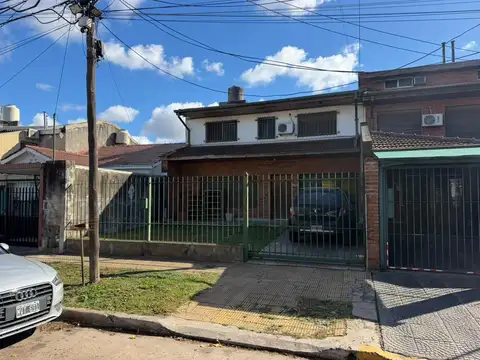Casa 5 Ambientes en Martínez – Gran Potencial a Refaccionar | Jardín, Garaje y Terraza