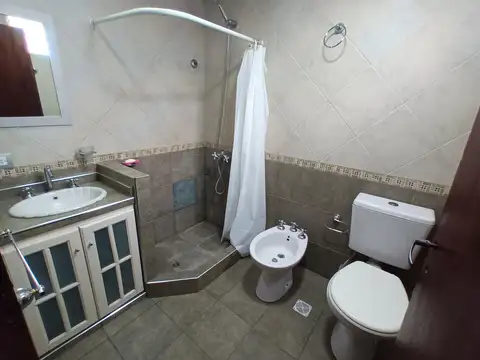 Casa en Luis Guillon- 4 ambientes- 2 baños  - Parque - Cocheras- Escritorio - Cocina - APTO CREDITO