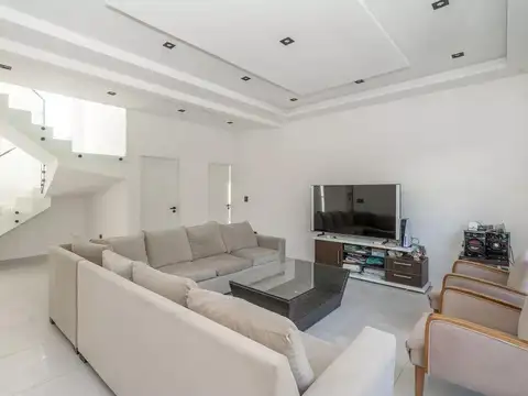 Casa 6 ambientes con 4 baños