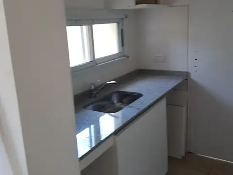 C & P Inmobiliaria alquila: Funes centro, duplex, 2 dormitorios, cochera, gas natural.