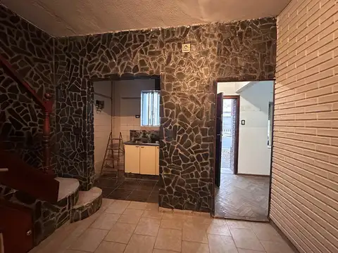 Casa 5 ambientes con 1 baño