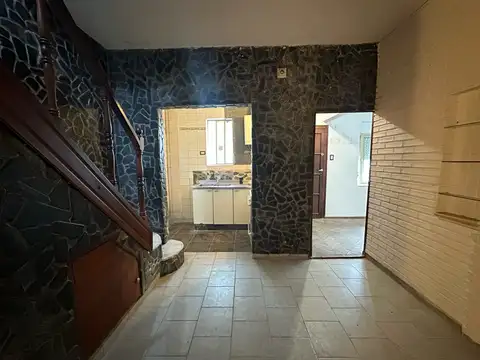 Casa 5 ambientes con 1 baño