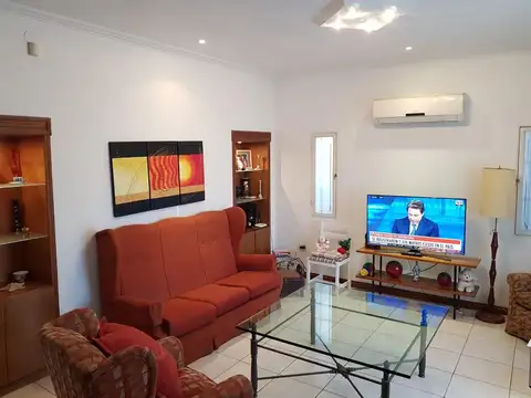 CASA SOBRE CARRIL GODOY CRUZ - COCHERA