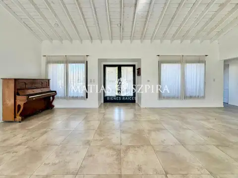Casa 4 ambientes con 2 baños