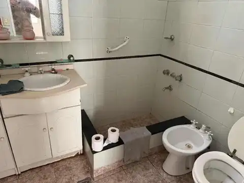 Casa Para Dos Familias Con Local Y Cochera