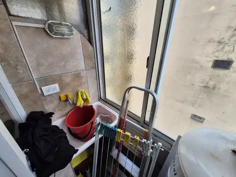 2 ambientes a la calle con balcón terraza cubierto.
