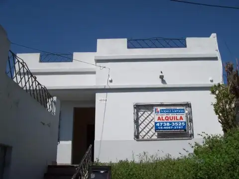 Hermosa casa al frente de 3 ambientes con terraza y parrilla