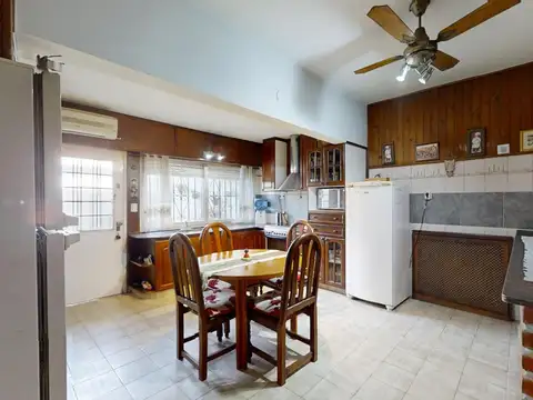 Casa 5 ambientes con 2 baños