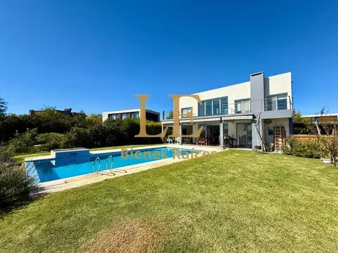 Casa 6 ambientes con 5 baños